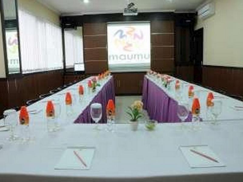 Maumu Hotel & Lounge Surabaya Exteriör bild