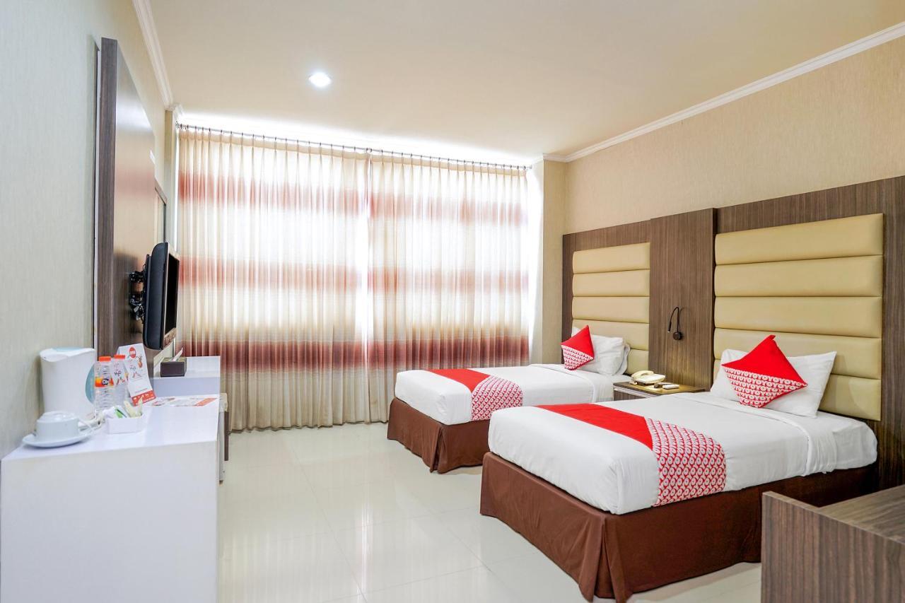 Maumu Hotel & Lounge Surabaya Exteriör bild