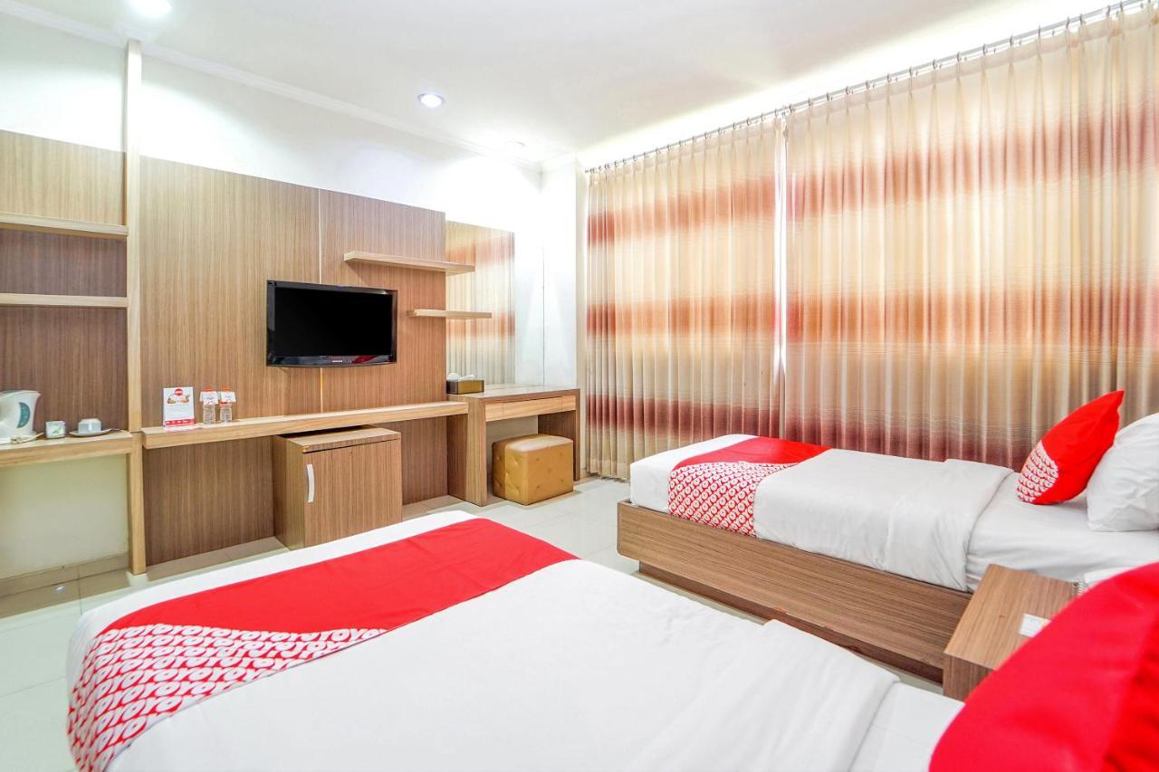 Maumu Hotel & Lounge Surabaya Exteriör bild