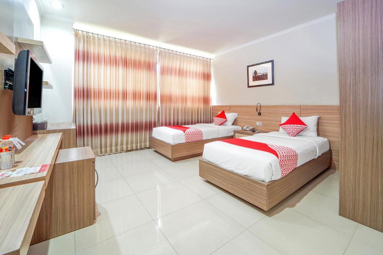 Maumu Hotel & Lounge Surabaya Exteriör bild