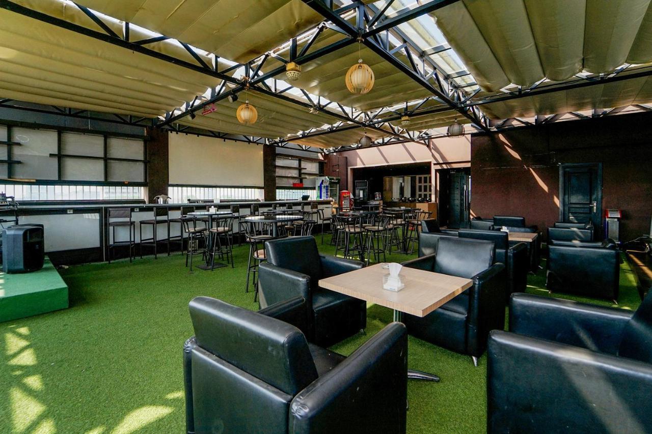 Maumu Hotel & Lounge Surabaya Exteriör bild